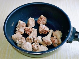 7、老鸭煲,焯水的鸭块放入锅中。