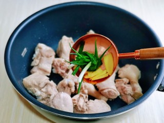 8、老鸭煲,再加入葱姜。
