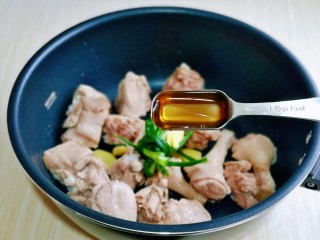 9、老鸭煲,加入料酒，适当多一点，可去除腥味。