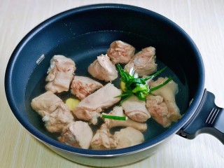 10、老鸭煲,再加入纯净水，水量适当多一些。