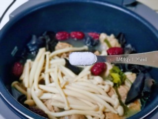 14、老鸭煲,结束前10分钟按个人口味加入盐。