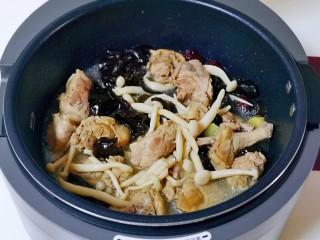 15、老鸭煲,鸣笛后断电即可出锅。