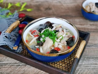 16、老鸭煲,盛出装入汤碗中，撒上葱丝，加入泡好的枸杞点缀。