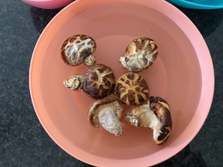 2、西红柿炖双菇椰浆汤,首先将干香菇浸泡在清水里提前泡发，