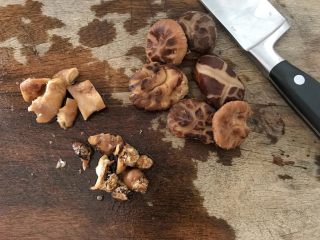 3、西红柿炖双菇椰浆汤,当干花菇泡软后捞出沥干水分，先切去根部，最硬的尾部切去不要，中间的根部留着，可以下次煲汤时用，