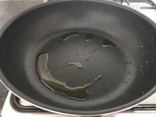 5、西红柿炖双菇椰浆汤,开大火，在锅中加1小勺橄榄油，