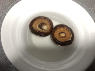 1、花胶鸽子金汤,香菇提前泡发。