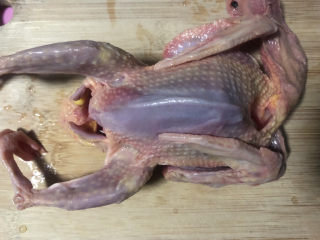 3、花胶鸽子金汤,鸽子买的就是处理好的，回来再简单冲洗一下即可。