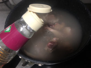 7、花胶鸽子金汤,倒入料酒去腥。