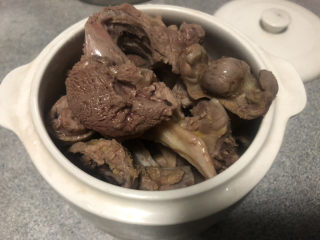 8、花胶鸽子金汤,去除血水后捞出冲洗干净。