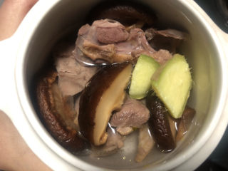 9、花胶鸽子金汤,炖盅里放入鸽肉，香菇和姜片，倒入矿泉水，喜欢喝汤的可以多倒点水。