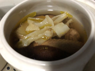 12、花胶鸽子金汤,剩余半小时的时候放入花胶一起再炖。