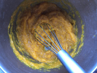 14、花胶鸽子金汤,捣烂成南瓜泥备用。