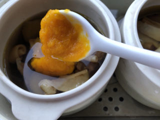 15、花胶鸽子金汤,出锅前的几分钟加入南瓜泥。