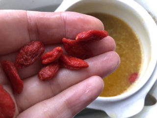 18、花胶鸽子金汤,再撒入清洗干净的枸杞。