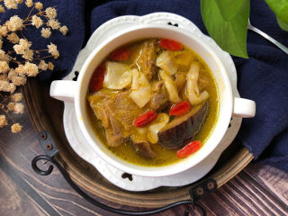 20、花胶鸽子金汤,汤汁浓郁，鲜香可口，营养丰富。