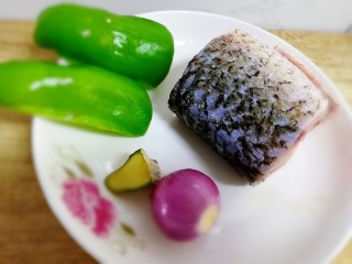 1、清蒸草鱼,草鱼一块儿，小圆葱一个，姜一块，青椒适量。