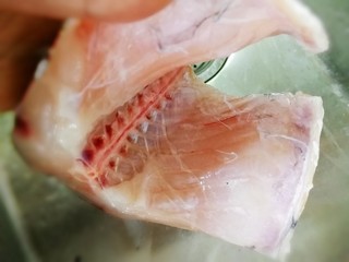 2、清蒸草鱼,草鱼去鳞去掉黑膜，清水洗净。