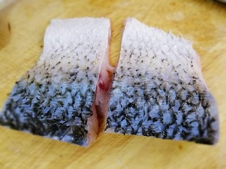 3、清蒸草鱼,去骨对半切开。