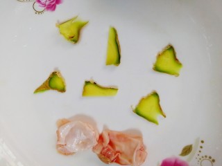 4、清蒸草鱼,盘子里放姜片。