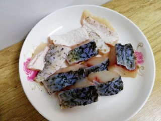 5、清蒸草鱼,草鱼切小块，摆在姜片上。