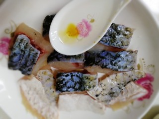 6、清蒸草鱼,淋一汤匙白酒，去腥。