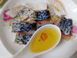 7、清蒸草鱼,淋一汤匙料酒，增香。