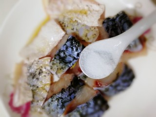 8、清蒸草鱼,洒半小勺盐，腌制几分，先入下味。