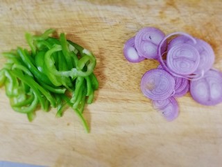 9、清蒸草鱼,青椒切条，小圆葱切薄片。