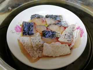 11、清蒸草鱼,水开放入蒸锅，大火蒸10分钟。