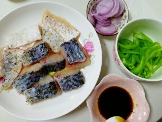 10、清蒸草鱼,四汤匙蒸鱼豉油加半汤匙醋。