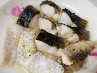 12、清蒸草鱼,蒸好盘子里有一些汤汁。