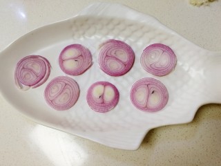 13、清蒸草鱼,另准备一个盘子，铺上小圆葱片。