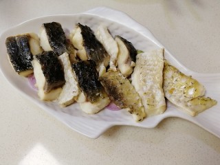 14、清蒸草鱼,放上蒸好的草鱼块。