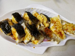 15、清蒸草鱼,把汁均匀浇在鱼肉上。