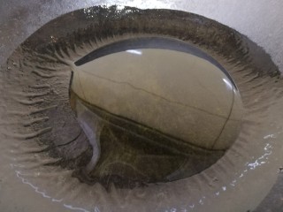 17、清蒸草鱼,热锅倒入适量油。