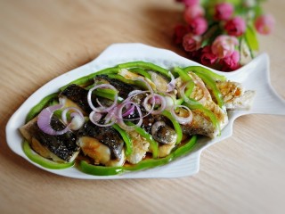 18、清蒸草鱼,油刚要冒烟浇在鱼肉上即可。