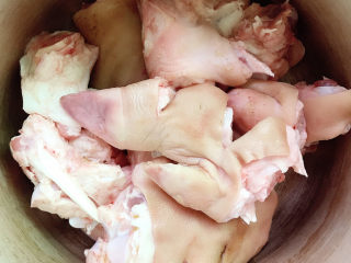 1、海带猪蹄汤,猪蹄冲洗干净