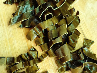 2、海带猪蹄汤,海带洗干净泡发好切成条