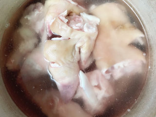 3、海带猪蹄汤,加水后放入料酒大火烧开