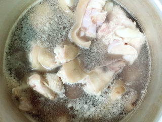 4、海带猪蹄汤,焯水几分钟