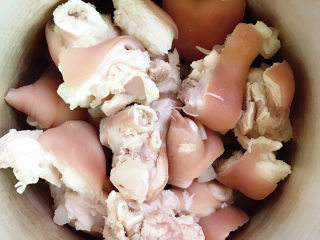 6、海带猪蹄汤,冲洗干净