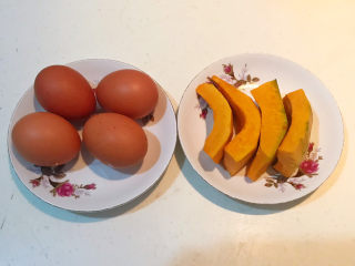 1、南瓜鸡蛋羹,准备食材：土鸡蛋，南瓜削皮后掏去瓜瓤