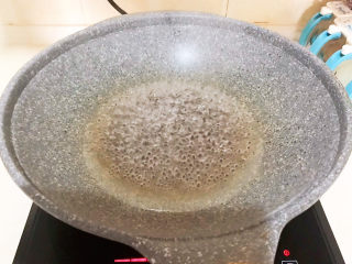 3、南瓜鸡蛋羹,锅里加入冷水