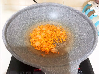 4、南瓜鸡蛋羹,烧开后加入南瓜丁