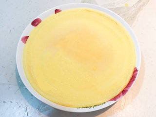 16、南瓜鸡蛋羹,把盘子取出来，打开保鲜膜，水嫩嫩的鸡蛋羹煮熟了