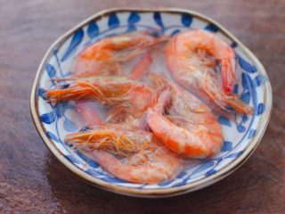 2、丝瓜海虾肉片汤,海虾干用清水浸泡一会儿，至变软后洗净。