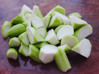 3、丝瓜海虾肉片汤,丝瓜去皮后，洗净用刀切成滚刀块。