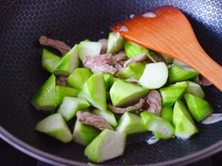 8、丝瓜海虾肉片汤,这个时候加入丝瓜，大火继续煸炒至变软。