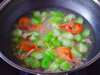 15、丝瓜海虾肉片汤,大火烧开后，即可关火，撒上香菜段就可以了。
